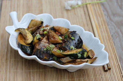 Cá nục kho bí ngồi thơm ngon